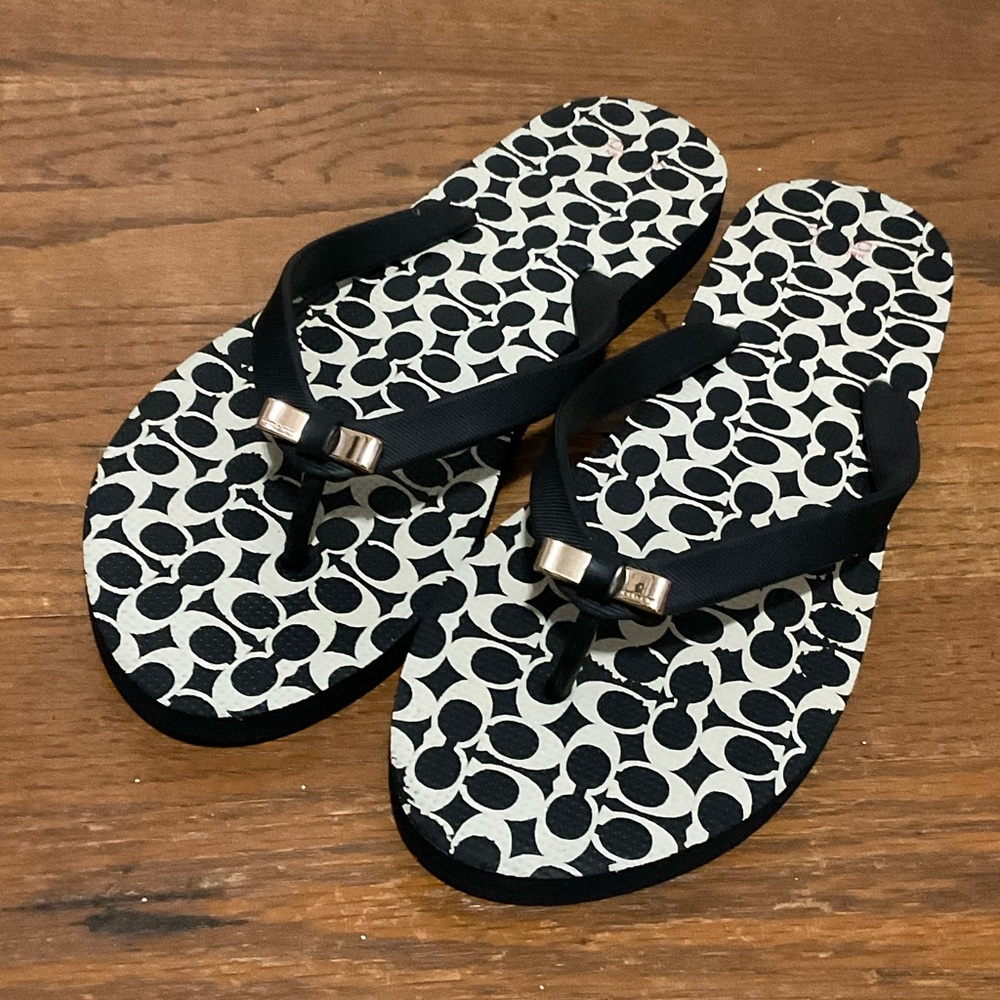 Coach Monogram Thong Sandal. Black/White. In Very Good Condition. Women’s 9-10.